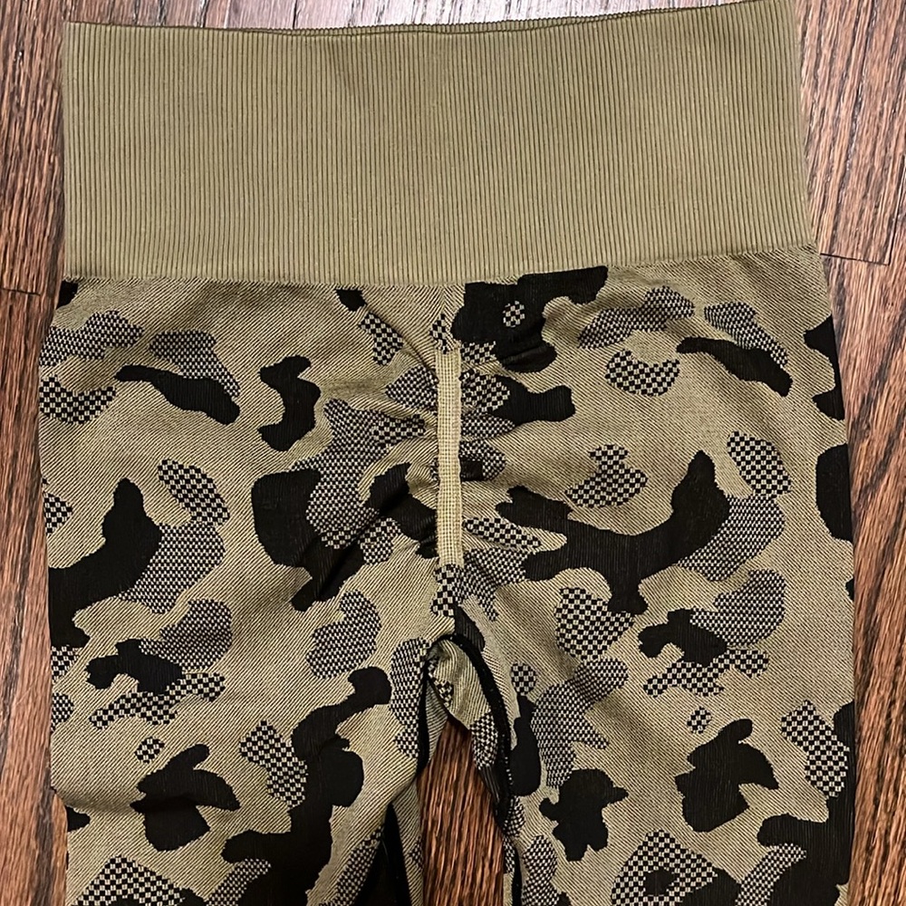 Camouflage leggings size small - Picture 4 of 4